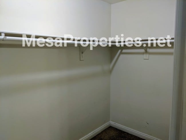 Building Photo - Very Nice 2 Bed 2 Bath Apartment in Ontario