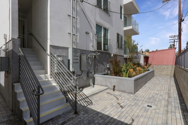Building Photo - Gorgeous 3 Bedroom / 2 1/2 Bath Townhome-S...