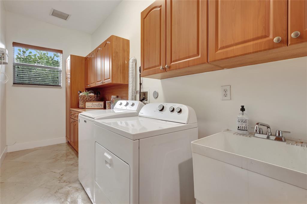Building Photo - 5941 SW 185th Way