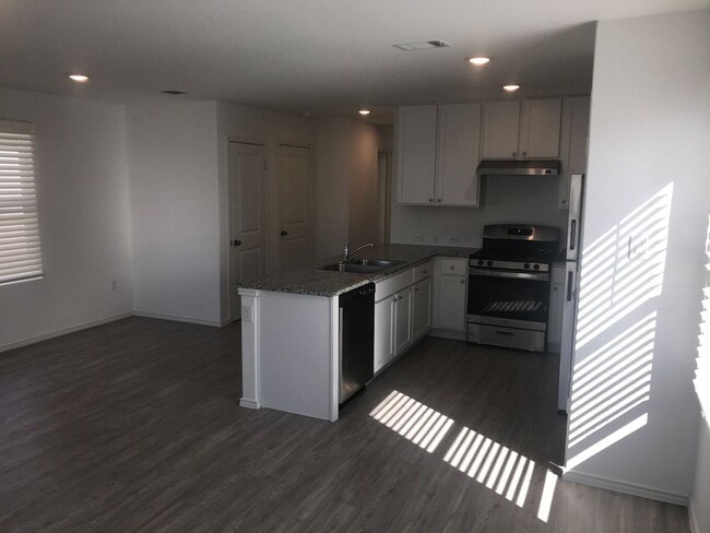 Building Photo - Beautiful home with great amenities!