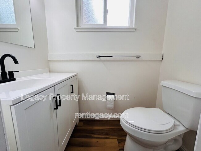 Building Photo - 493 Dahlia St