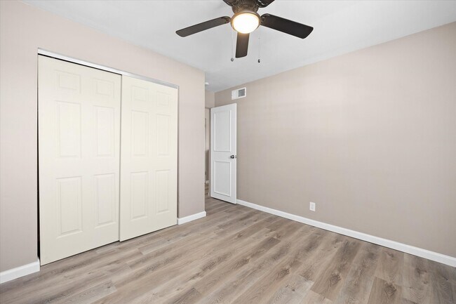 Building Photo - 12 Manor Dr