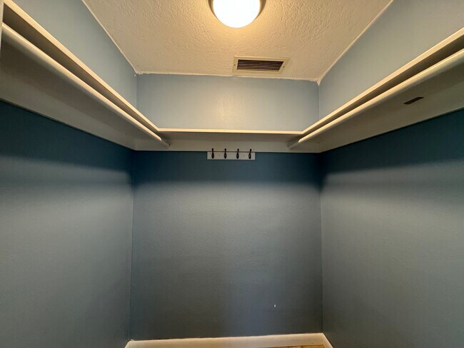 Building Photo - 927 Lemon Bay Dr