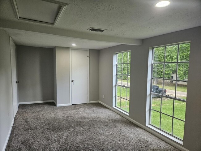 Building Photo - 1305 St Lawrence River Rd