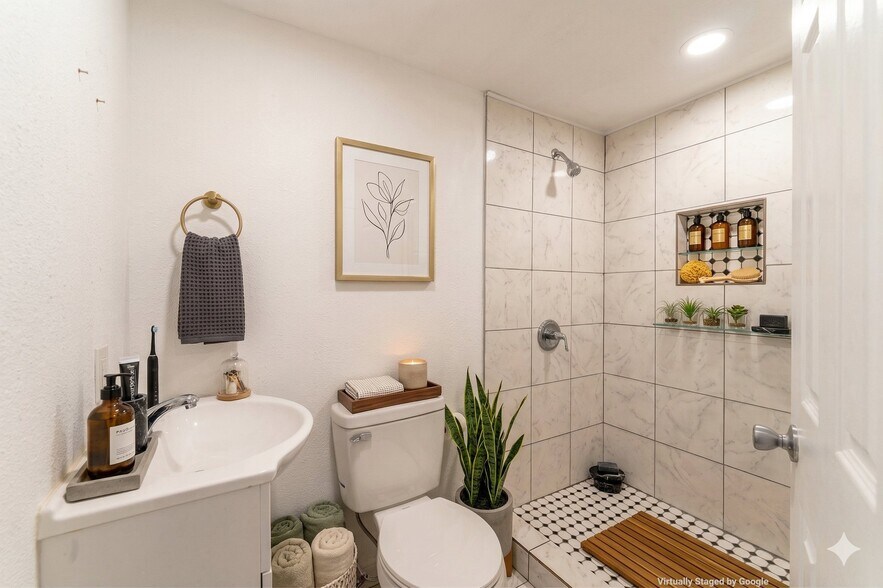 Building Photo - 1315 Whitley Dr