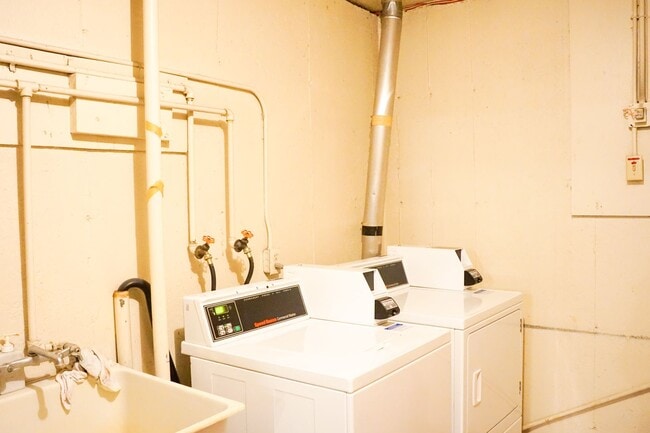 Building Photo - Close in NE-2 Bedroom, 1.5 Bath Ready Soon!