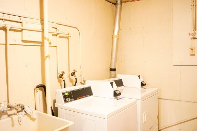 Building Photo - FREE RENT THIS MARCH! Close in NE-2 Bedroom, 1.5 Bath Ready Now!