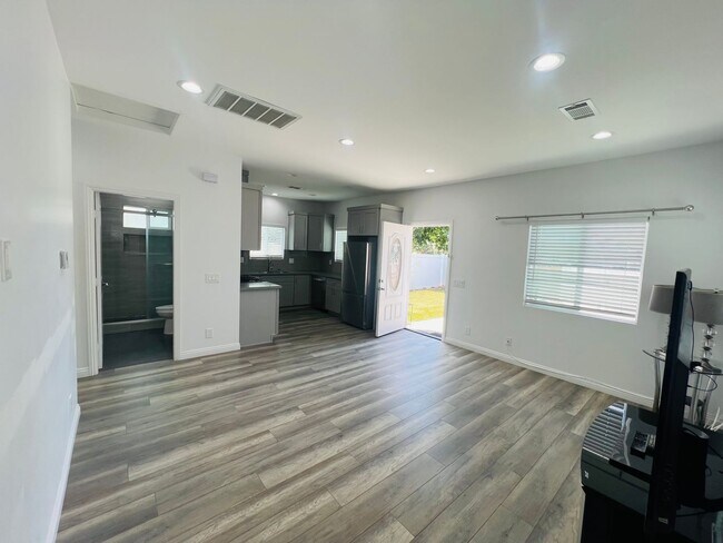 Building Photo - 1830 W Bernardy Pl