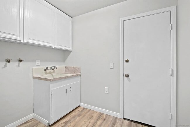 Building Photo - 148 N Roth Ln