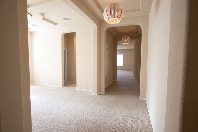 Building Photo - Welcome to this charming 3-bedroom, 2-bath...