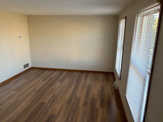 Building Photo - 309 Dogwood Dr