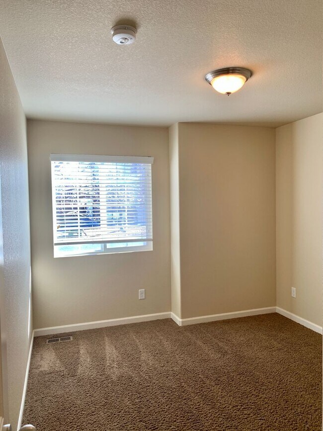 Building Photo - Beautiful 3 Bedroom 2 Bath Ranch-Style Home in West Loveland!