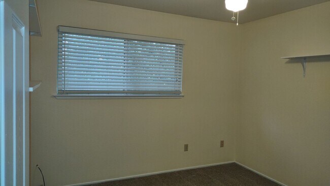 Building Photo - 1617 Oakview Dr