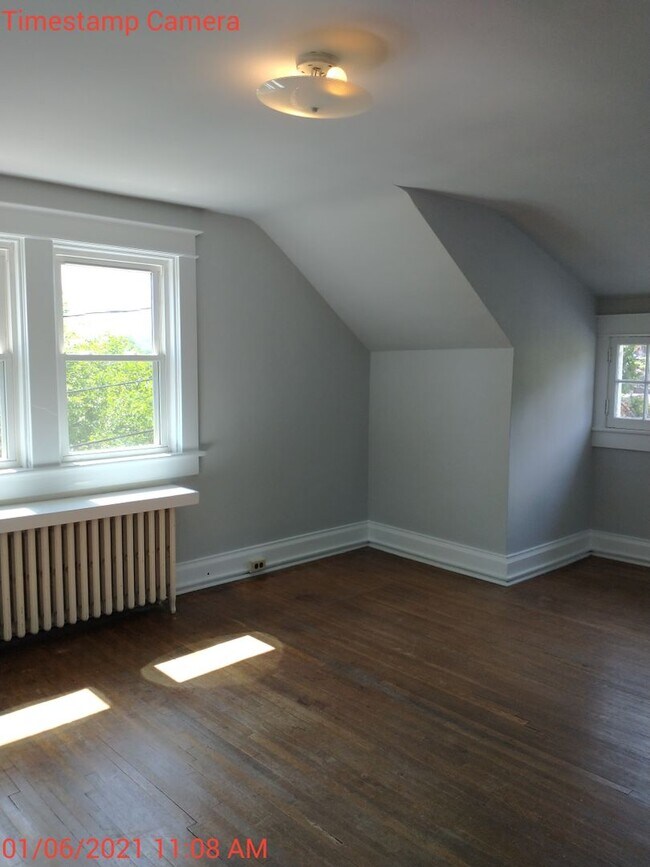 Building Photo - 2027-2028 9 bedroom / 4.5 baths  School Year Location PERFECT for students, in the heart of the UVA