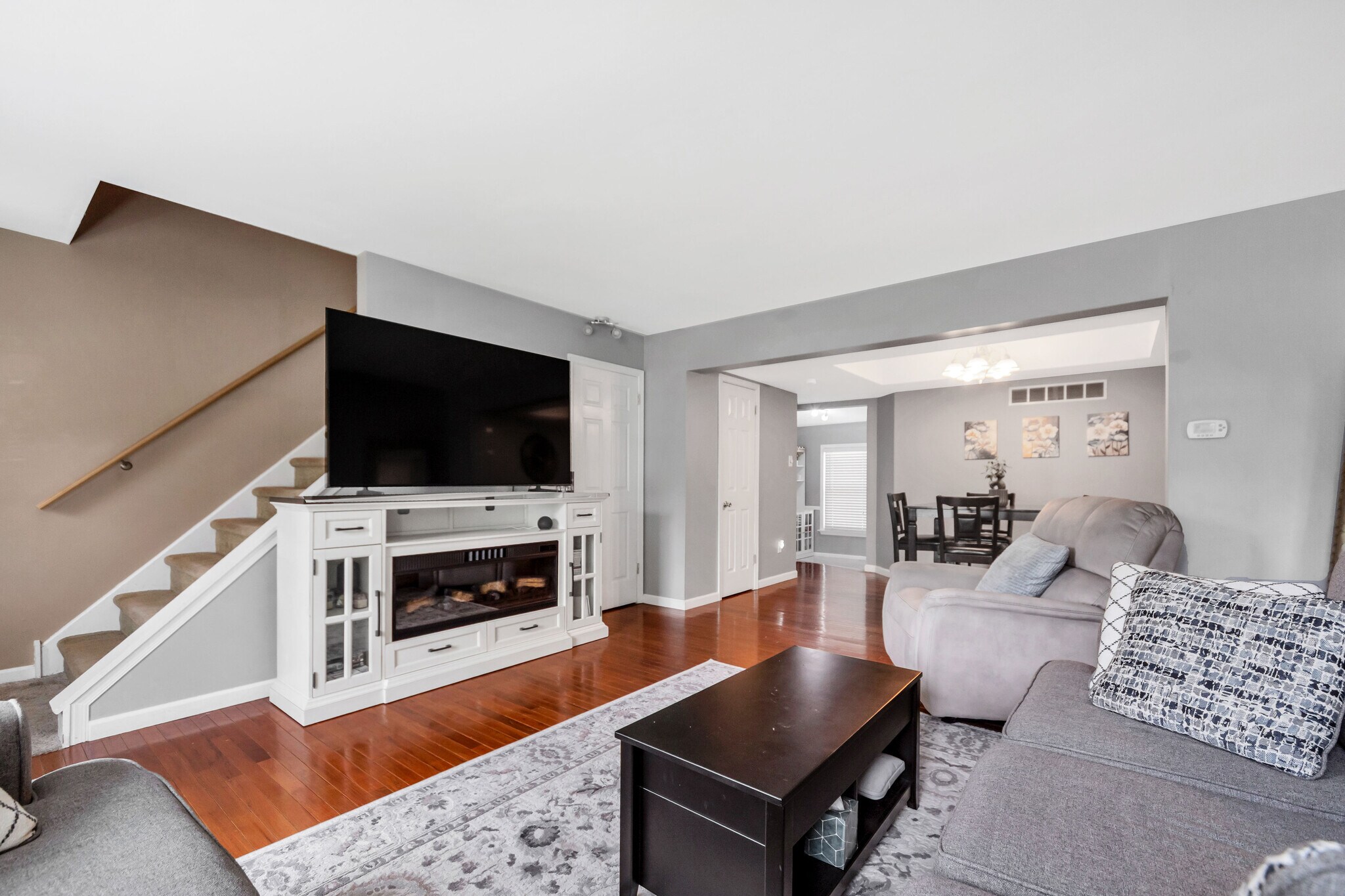 Entrance to living room - 37 Curry Ln