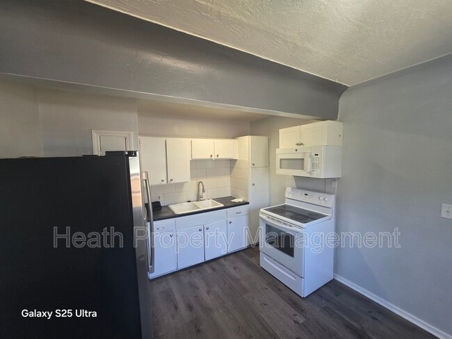Building Photo - 1425 40th St S