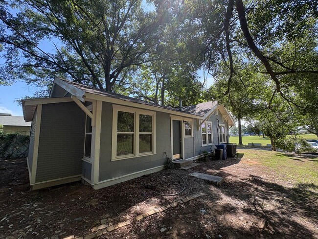 Building Photo - Gorgeous fully remodeled 3 bed/1.5 bath Craftsman-style Bungalow