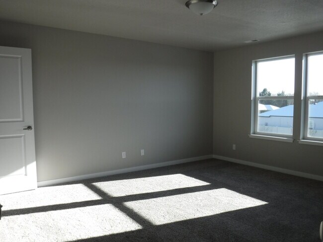 Building Photo - Beautiful and spacious 4 bed 2.5 bath home in Sovi Sub just off Eagle and Victory