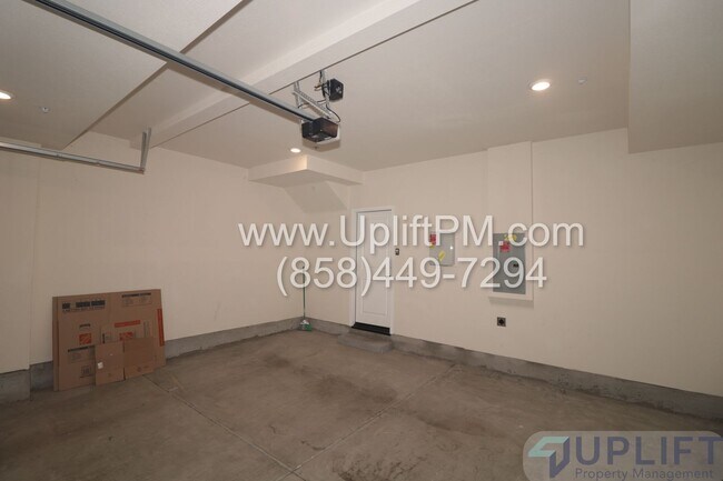 Building Photo - 4 Bed 3.5 Bath Townhome in Chula Vista w/ Washer/Dryer and 2-Car Garage