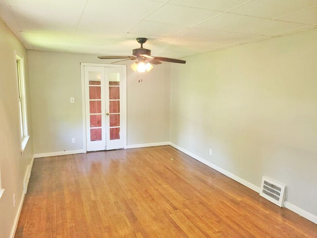 Building Photo - THREE BEDROOM SINGLE FAMILY HOME IN BEAUTI...