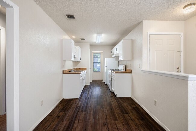 Building Photo - 2 Bedroom, 1 Bath Duplex with 1 Car Garage...