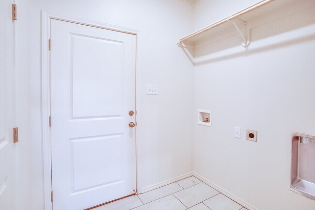 Building Photo - "Charming 3-Bedroom Retreat with 2 Full Baths in Wolfforth - 1465 Sq Ft of Comfort!"