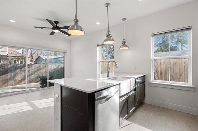 Building Photo - 1003 Fiesta St