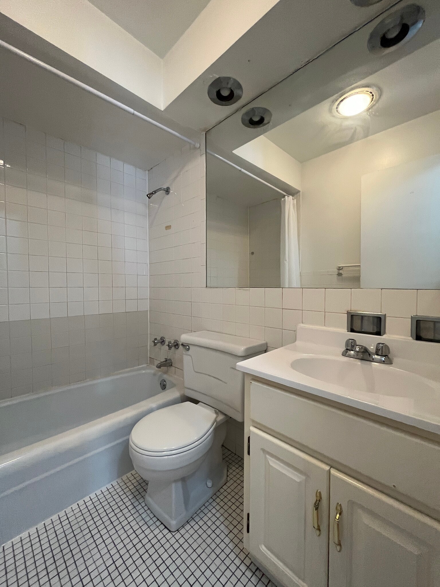 Building Photo - 736 W Buena Ave