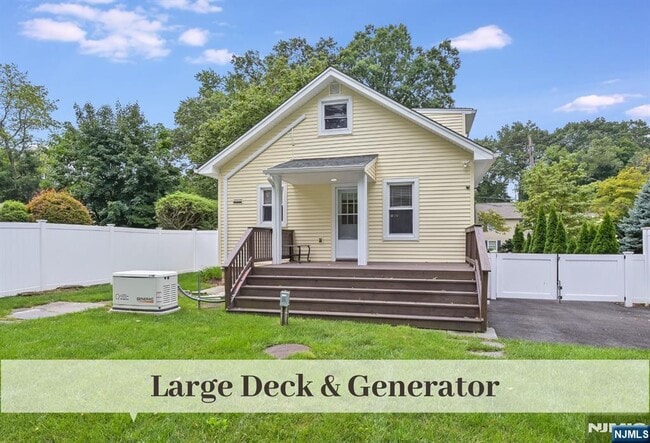 Building Photo - 385 Fern Ave