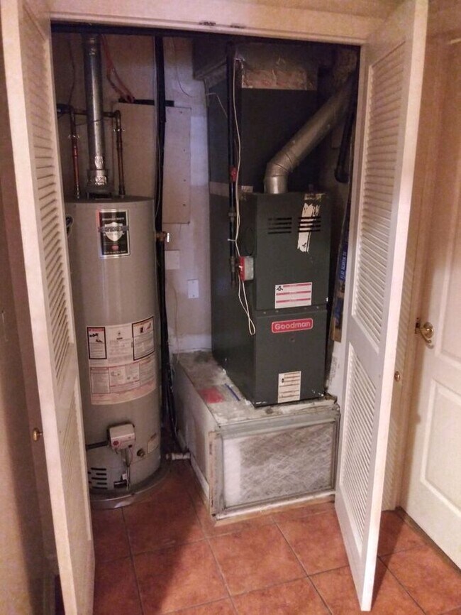 Building Photo - Luxury to Love