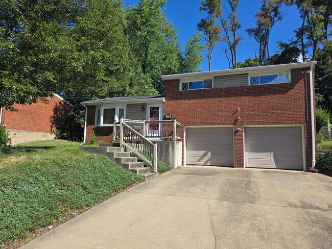 Primary Photo - Beautiful 3 Bedroom Home - Garden City