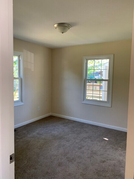 Building Photo - 631 Willow Dr
