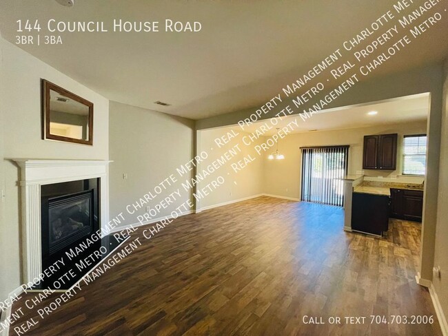 Building Photo - Beautiful Townhome in Catawba Village