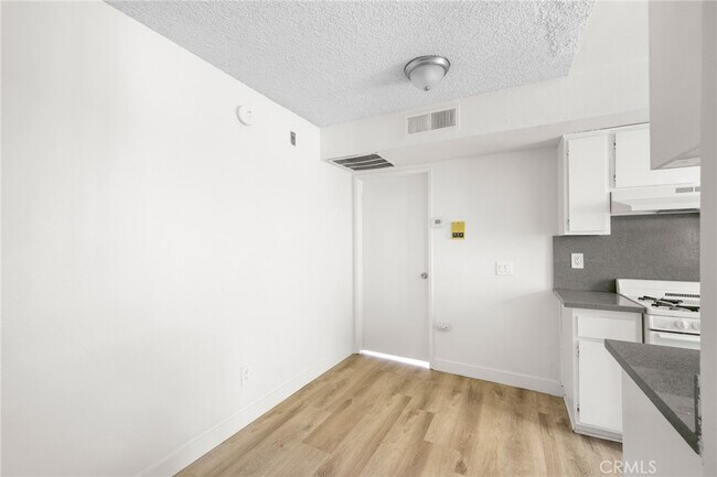 Building Photo - 16226 Vanowen St