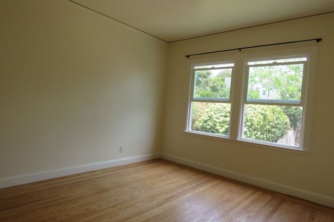 Building Photo - 2 BEDROOM SUNSET HOUSE - PLUS BONUS ROOM