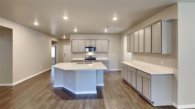 Building Photo - 2724 Dennis Dr