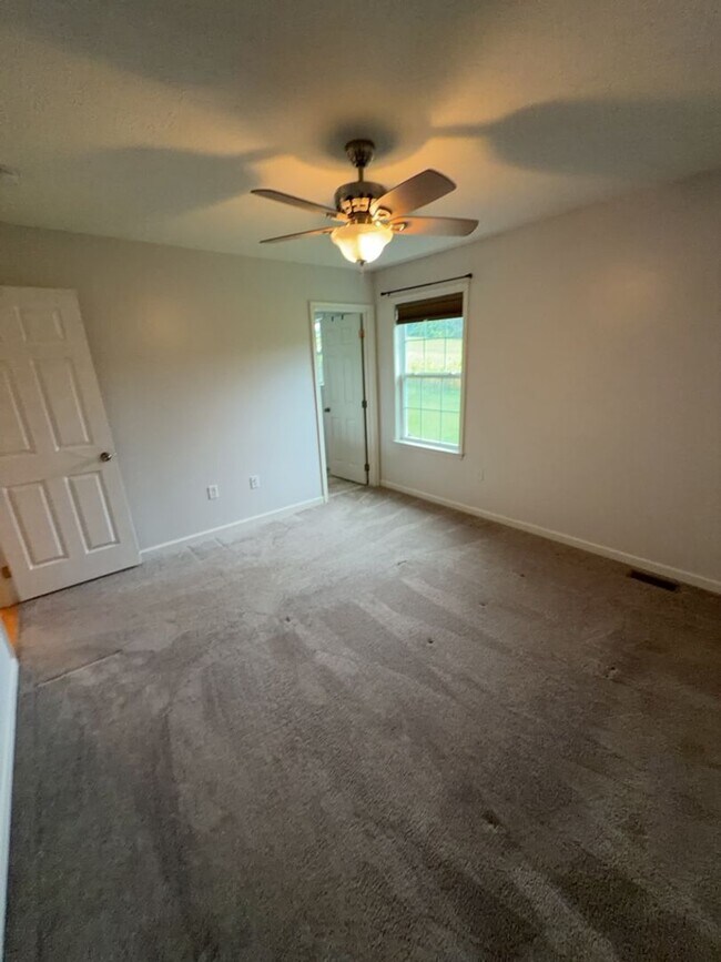 Building Photo - 100 Kaleigh Dr