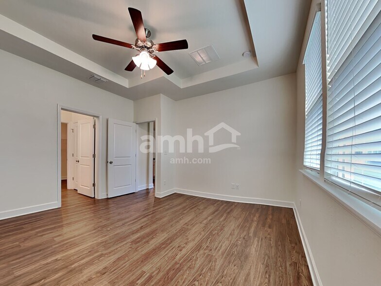 Building Photo - 460 Sandstone Dr