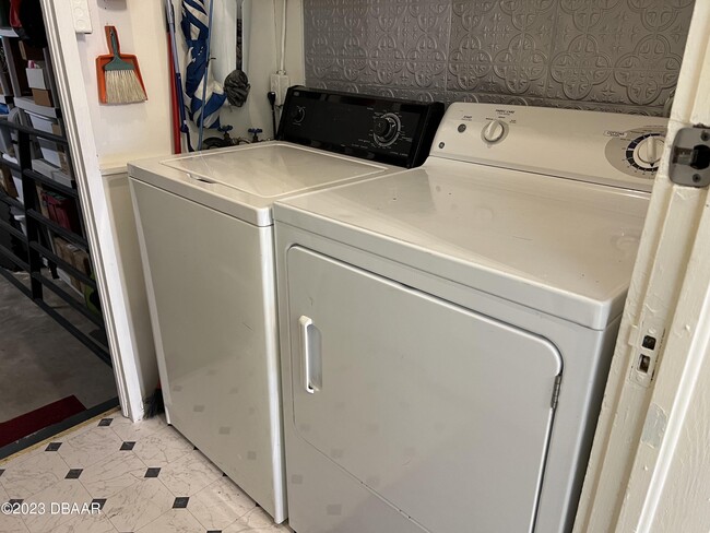 Building Photo - 255 Lexington Dr