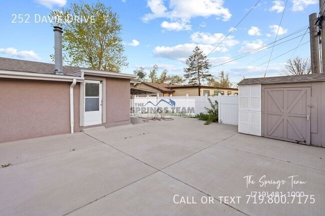 Building Photo - 252 Davie Dr