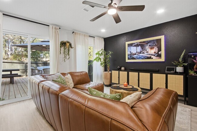 Building Photo - 1004 E Red Cedar Cir