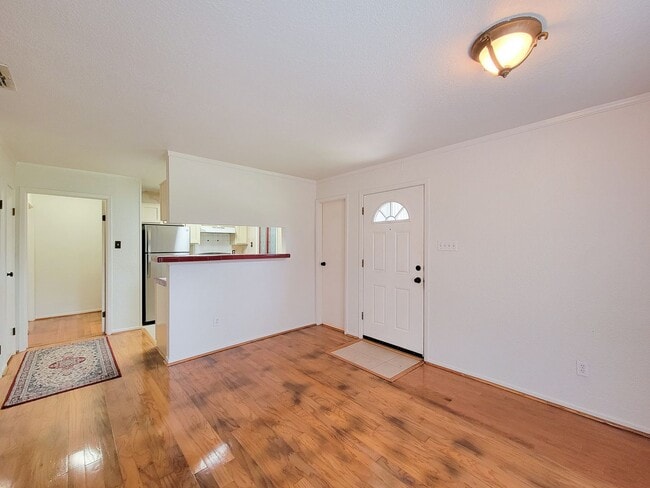 Building Photo - This corner unit is great because being on the end unit is more private and there are no condo's ...