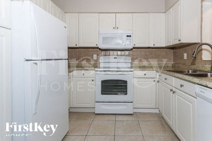Building Photo - 584 Riverside Dr