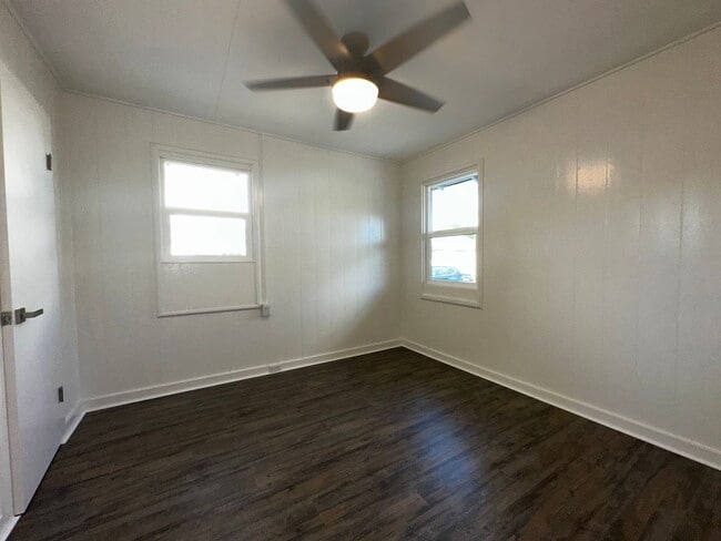 Building Photo - 1 bedroom duplex, fully renovated, 2 car parking