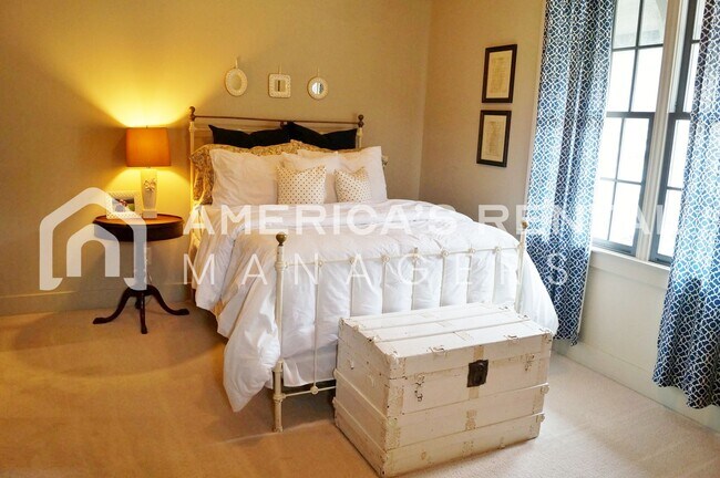 Building Photo - DEPOSIT PENDING! Beautiful Loft Style Town...