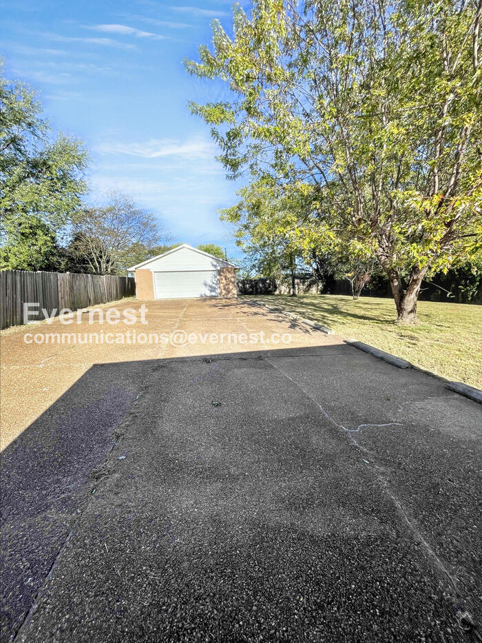 Building Photo - 206 E Hillcrest Dr