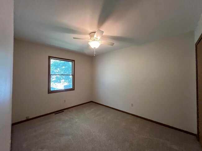 Building Photo - 852 Burr Oak Dr