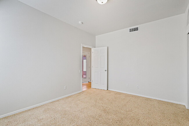 Building Photo - "Spacious 4-Bed Oasis with Granite Touches...
