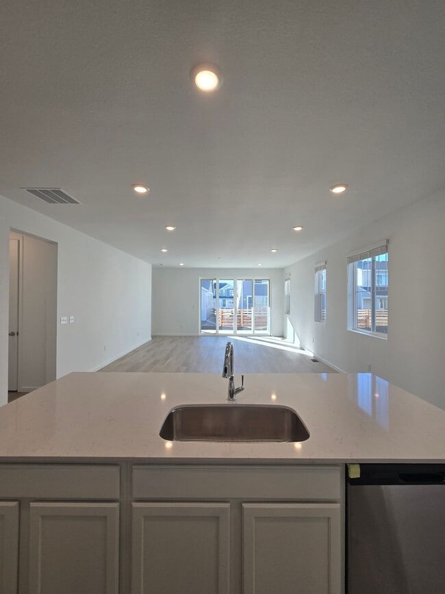 Building Photo - Brand New Aurora Highlands Ranch