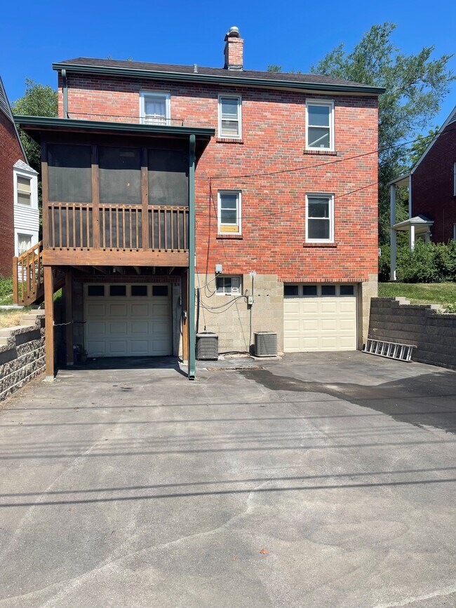 Building Photo - 1062 E Linden Ave